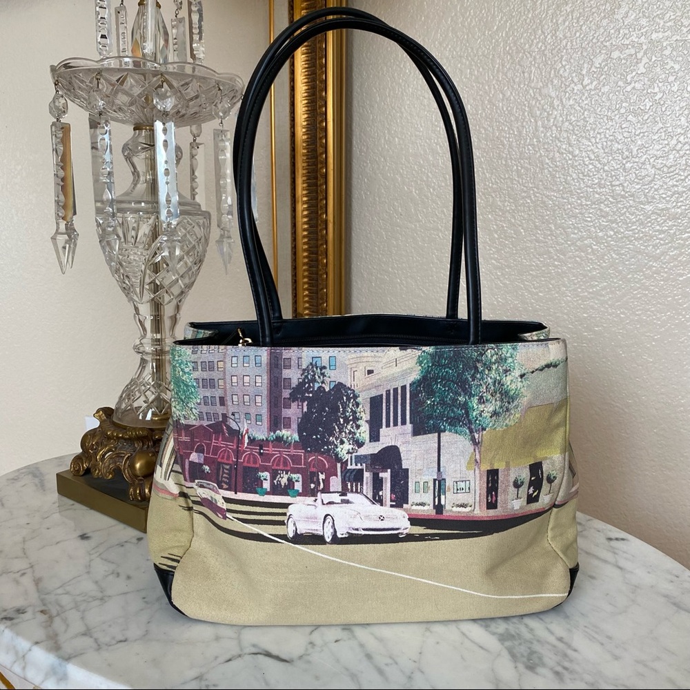 Bueno Woman Walking Dogs Shoulder Bag - Picture 3 of 11